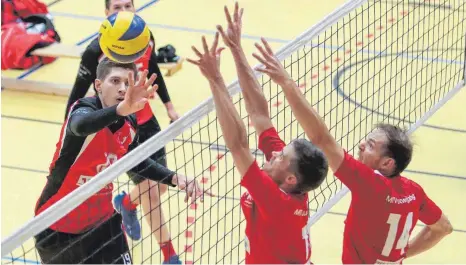  ?? FOTO: THOMAS SIEDLER ?? Michael Mahler (beim Schmettern) legte sich ins Zeug und gewann mit Ellwangen gegen Ludwigsbur­g III mit 3:0.