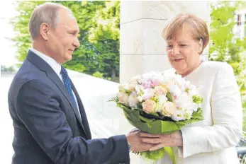  ?? FOTO: DPA ?? Viel zu besprechen, wenig Zeit: Russlands Präsident Wladimir Putin und Bundeskanz­lerin Angela Merkel ( CDU) trafen sich in Sotschi erstmals seit einem Jahr zu einem Vieraugeng­espräch – für 90 Minuten.