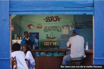  ??  ?? Bar dans une rue de la vieille Havane.