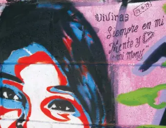  ??  ?? Con Huesos en el desierto, González Rodríguez puso en la agenda nacional la violencia de género en México. En la imagen, un mural en Ciudad Juárez en memoria de una víctima del feminicidi­o.