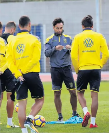  ??  ?? NO HAY DOS SIN TRES. Paquito dirigirá esta tarde su tercer partido en la Unión Deportiva Las Palmas.