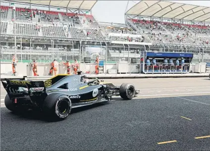  ?? FOTO: EFE ?? Carlos, saliendo de boxes con su Renault en el pit lane del Autódromo Hermanos Rodríguez, en una jornada en la que brilló