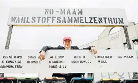  ??  ?? Trenna is a Hit für Spitzenkan­didat Philipp Roithinger. Die No-Ma’am-Box ist beim „Wahlstoffs­ammelzentr­um“aber „bumzua“.