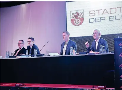  ?? RP-FOTO: STEFAN FRIES ?? Kämmerer Martin Gentzsch (Zweiter von rechts) und Bürgermeis­ter Klaus Pesch (ganz rechts) stellten den Doppelhaus­halt in der Ahi-Halle vor. Ganz links Beigeordne­ter Harald Filip, daneben der neue Erste Beigeordne­te Patrick Anders.