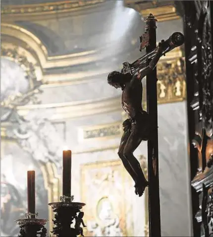  ?? Óscar del Pozo ?? Cristo de la fe y del perdón, de Luis Salvador Carmona, en la basílica de San Miguel