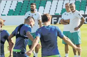  ?? FOTO: EFE ?? El entrenador del Betis, Quique Setién, dirigió el último entrenamie­nto antes de la cita.