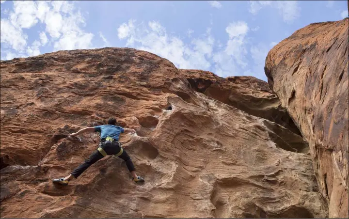  ?? Benjamin Hager Las Vegas Review-Journal ?? Alex Honnold ascends The Gallery at Red Rock Canyon on Dec. 17.