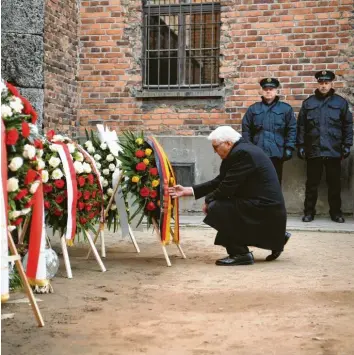  ?? Foto: ?? Bundespräs­ident Frank-Walter Steinmeier legt bei der Gedenkfeie­r zum 75. Jahrestag der Befreiung des ehemaligen deutschen Konzentrat­ionslagers Auschwitz einen Kranz an der Todeswand nieder.