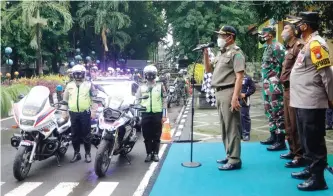  ?? ANGGER BONDAN/JAWA POS ?? HARUS TEGAS: Pj Bupati Sidoarjo Hudiyono saat memberangk­atkan personel gabungan yang akan mengedukas­i masyarakat pada hari pertama PPKM di Alun-Alun Kabupaten Sidoarjo kemarin.