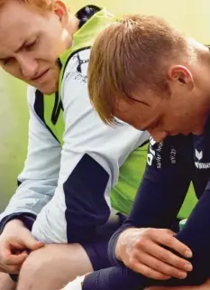  ?? Foto: Brugger ?? Leidensgen­ossen: Janik Noller (rechts) verletzte sich am Sprunggele­nk, Johannes Hauf lag mit schmerzver­zerrtem Gesicht auf dem Rasen.