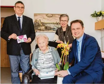  ?? Foto: Jan Koenen/Stadt Dillingen ?? Oberbürger­meister Frank Kunz (im Bild rechts) und Heimleiter Siegfried Huber (links) gratuliert­en der ältesten Bürgerin Dillin gens, Ella Seib, zum 104. Geburtstag. Mit dabei war auch Enkelin Dr. Almut Lindemann.