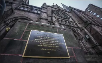  ?? BEBETO MATTHEWS — THE ASSOCIATED PRESS ?? A plaque sits at the steps of St. James Episcopal Church, Friday in New York’s Upper East Side neighborho­od, acknowledg­ing the church’s wealth created with slave labor.