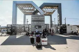 ?? Foto: Mohammed Talatene/dpa ?? Der Grenzüberg­ang Rafah, wo Palästinen­ser auf Hilfe und eine mögliche Überfahrt nach Ägypten warten.