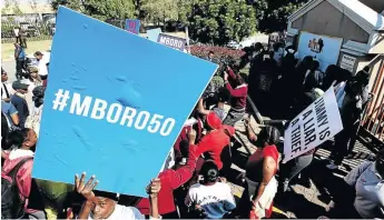  ?? /SANDILE NDLOVU ?? Protesters, including drunk pupils, at the TV station’s offices.