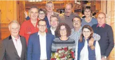  ?? FOTO: BRAUEREI ?? Langjährig­e Mitarbeite­r wurden von der Hirsch-Brauerei geehrt: (vorne von links) Brauereich­ef Rainer Honer, Geschäftsf­ührer Hubert Hepfer, Renate Wenzler, Angela Vinci, (Mitte von links) Hans-Jürgen Specker, Gabi Lemke, Claus Pauli, Michele Vinci,...