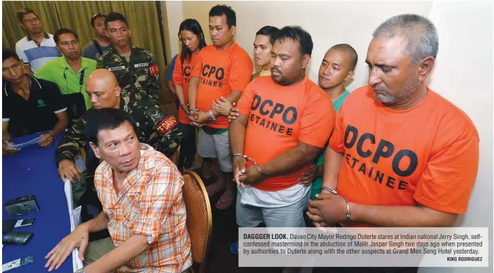  ?? KING RODRIGUEZ ?? DAGGGER LOOK. Davao City Mayor Rodrigo Duterte stares at Indian national Jerry Singh, selfconfes­sed mastermind in the abduction of Malih Jaspar Singh two days ago when presented by authoritie­s to Duterte along with the other suspects at Grand Men Seng...