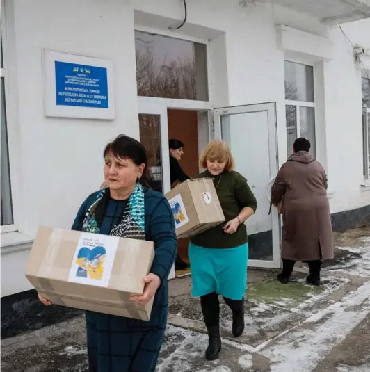  ?? ?? ► Las maestras de una escuela local envían alimentos y otros suministro­s a los militares ucranianos, en medio del ataque ruso.