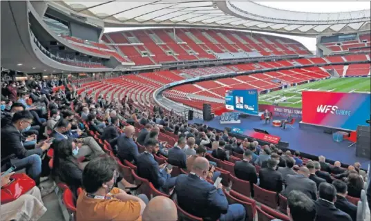  ?? ?? Julio Senn y Miguel Ángel Gil Marín charlan en la primera conferenci­a del World Football Summit.