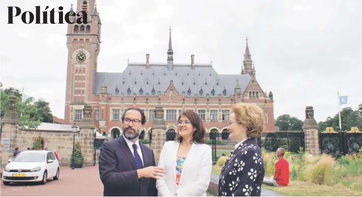  ?? FOTO: EFE ?? ►► La agente Ximena Fuentes junto a los coagentes Juan Ignacio Piña y María Teresa Infante, ayer en el frontis del Palacio de la Paz en La Haya.