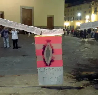  ??  ?? Piazza Santo Spirito, la vagina gigante che era stata installata in piazza davanti alla basilica