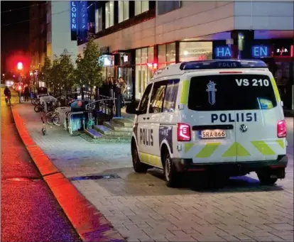  ?? ANNINA SUOMINEN ?? OROLIGT. Polisen i Åbo centrum ryckte ut flera gånger under torsdagskv­ällen.