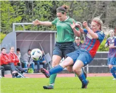  ?? FOTO: PETER SCHLIPF ?? Tatjana Hunger (blaues Trikot) kann mit dem FC Ellwangen theoretisc­h schon am kommenden Wochenende die Meistersch­aft in der Regionenli­ga feiern.