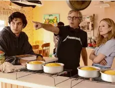  ?? François Duhamel/Netflix ?? Filmmaker Todd Haynes, center, works with actors Charles Melton and Julianne Moore on the set.