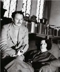  ??  ?? Harold Nicolson et Vita Sackville-West au château Sissinghur­st, Kent.