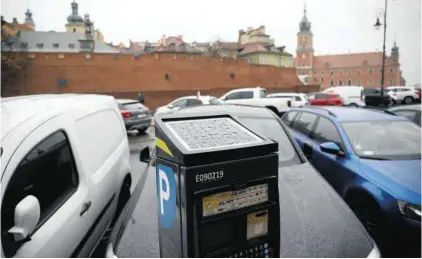  ?? FOT. MACIEK JAŹWIECKI / AGENCJA GAZETA ?? • Na takich ulicach jak Podwale wokół Starówki, gdzie trudno zaparkować przez cały tydzień, ZDM proponuje wprowadzić od 2021 r. opłaty za postój także w weekendy