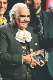  ??  ?? Premio de la Presidenci­a es el nombre del reconocimi­ento entregado a Vicente Fernández, quien ha vendido 70 millones de discos en 50 años.
