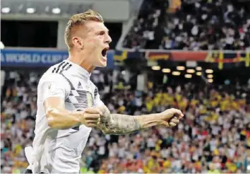  ?? AP ?? In der 95. Minute mit einem Prachtstor doch noch den Sieg erzwungen: Deutschlan­ds Toni Kroos.