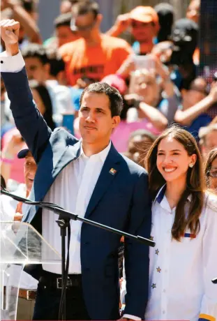  ??  ?? Juan y Fabiana se conocieron en 2011, cuando fundaron el partido Voluntad Popular. Aquí, en una reciente manifestac­ión contra el régimen socialista en las calles de Caracas.