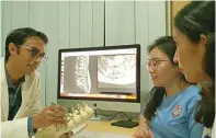  ?? FAJAR TUMANGGOR/ JAWA POS ?? SHARING: Dokter Muhammad Faris SpBS (K) Spine menjelaska­n TB yang menyerang tulang belakang kepada dua dokter muda.
