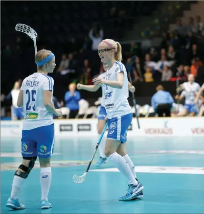  ?? FOTO: KALLE PARKKINEN ?? Finlands främsta målskytt Aliisa Pöllänen och Elisa Kujala får nu tillsamman­s med laget göra sig redo för medaljmatc­herna.