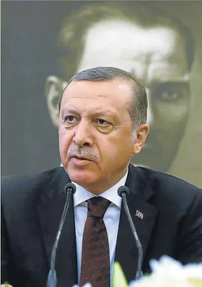  ?? KAYHAN OZER / AP ?? El presidente turco, Recep Tayyip Erdogan, da una rueda de prensa en el aeropuerto Atatürk en Estambul