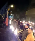  ?? (Foto Nardelli) ?? I due fronti A sinistra la fiaccolata dei militanti di Casa Pound davanti al monumento delle Foibe, a destra il corteo anarchico bloccato da un cordone di polizia