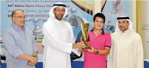  ?? Supplied photo ?? Iturrizaga (second from right) receives the Dubai Open Blitz trophy from Nageeb Saleh as Mohammed Husseini and Mahdi Abdulrahim look on. —