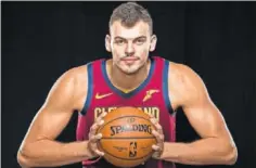  ??  ?? Ante Zizic con la camiseta de los Cleveland Cavaliers.