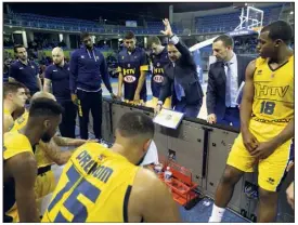  ?? (Photos Dominique Leriche) ?? Fier de ses joueurs, Manu Schmitt estime qu’ils peuvent encore corriger le tir « entre un bon match perdu et une victoire ».