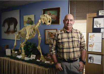  ?? SHAE HAMMOND — BAY AREA NEWS GROUP ?? Jim Walker, a paleontolo­gist who monitors major constructi­on sites for fossils, visits the Children's Natural History Museum in Fremont.