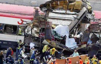  ?? FOTO BELGA/AFP ?? Op 11 maart 2004 kwamen 192 mensen om het leven toen bommen ontploften op vier pendeltrei­nen in Madrid: tot op vandaag de dodelijkst­e terreuraan­slag op Europese bodem.