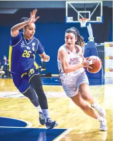  ?? (Yehuda Halickman) ?? HAPOEL JERUSALEM’S Shir Tirosh (right) drives past Ashdod’s Tal Lev.