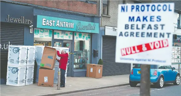  ?? KILCOYNE/REUTERS CLODAGH ?? como Larne abundan los carteles con mensajes en contra de los controles fronterizo­s del Brexit