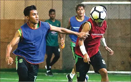  ??  ?? TENANG: Thaufan Hidayat (kiri) berebut bola dengan Oktafianus Fernando dalam latihan di lapangan futsal Sokker Blast, Bandung, kemarin. ANGGER BONDAN/JAWA POS