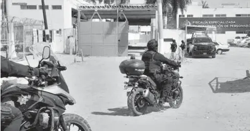  ?? FOTO: DEBATE ?? Elementos de la Policía Estatal Preventiva mantienen en resguardo la periferia del penal.