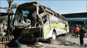  ?? AGUS HADIANTO/JAWA POS RADAR KEDU ?? RINGSEK: Petugas Polres Magelang setelah mengevakua­si bus PO Subur Jaya yang terguling di Jalan Raya Magelang-Salatiga. Tiga orang meninggal dalam peristiwa itu.