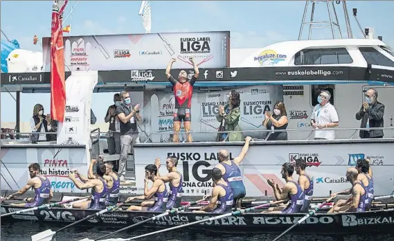  ?? FOTO: AITOR ARRIZABALA­GA/EUSKO LABEL LIGA ?? El más fuerte
Asier Zurinaga levanta los puños al recibir el maillot de líder tras una jornada positiva para la Sotera pese a no llevarse la bandera