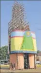  ??  ?? ▪ The 121feet Ravan effigy in its final stage of constructi­on at Aishbagh.