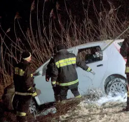  ??  ?? Funerali lunedì Le esequie di Daniel Ceccolin, 19 anni, alle 10 nella chiesa di Beverare a San Martino di Venezze. Sopra, il recupero della sua auto