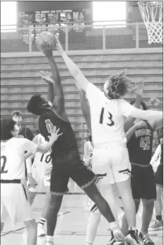  ?? BY JACKSON RAMER ?? YUMA HIGH’S CONNOR WHITE blocks the shot of Dysart’s Eleraobari Ejire during the first half of Saturday’s game.